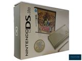 La Nintendo 3DS se trouve dans la boîte, avec le jeu à l'intérieur.