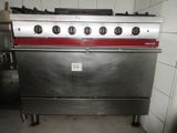 une photo d'une cuisinière professionnelle dans une cuisine