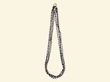 une image représentant un collier dont l'extrémité est ornée d'une longue chaîne
