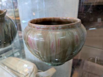 deux vases exposés dans une vitrine