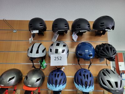 de nombreux casques accrochés à un mur dans un magasin