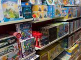 de nombreux jouets sont exposés sur les étagères du magasin, destinés à la vente