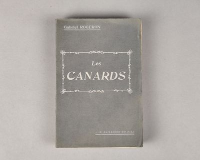 un vieux livre posé sur une table blanche à côté d'une tasse de café