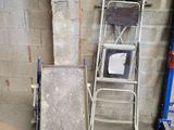 une échelle et une chaise dans une pièce aux murs en briques