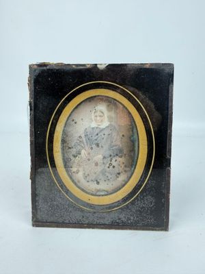 PHOTOGRAPHIE. Portrait de femme, Daguerréotype 1/4 de plaque légèremen