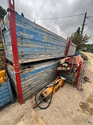 un tas de bois posé au bord de la route