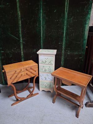deux petites tables et une commode dans une pièce