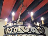 un lustre suspendu au plafond d'une pièce