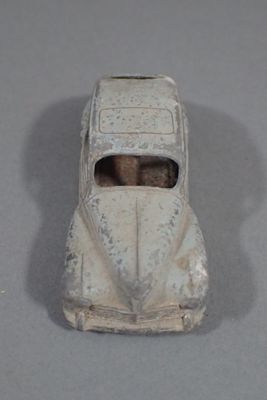 une petite voiture jouet posée sur une table