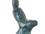 statue d'une femme assise sur une chaise, sur fond blanc