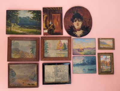 de nombreux tableaux accrochés aux murs de cette pièce