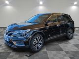 un SUV Volkswagen noir garé sur un sol à damier dans un showroom
