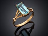 une bague en or sertie d'une topaze bleue au centre