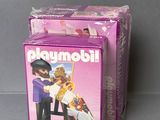 une boîte de Playmobil sur laquelle figurent un homme et une femme