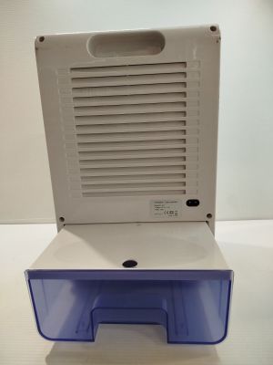 une boîte en plastique ouverte, avec un couvercle bleu, posée sur une table blanche