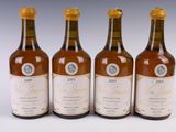 trois bouteilles de vin posées les unes à côté des autres sur une surface blanche