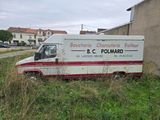 une camionnette garée sur le côté de la route