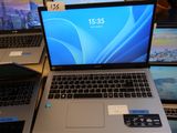 Plusieurs ordinateurs portables sont exposés dans un magasin, avec leurs étiquettes de prix.