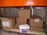plusieurs boîtes sur une palette dans un entrepôt