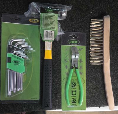 un grand nombre d'outils posés sur la table