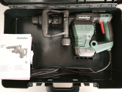 une boîte contenant une perceuse et un mode d'emploi