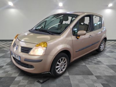 une photo d'une petite voiture beige garée dans un garage