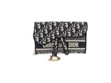 un sac à main noir et blanc muni d'une chaîne