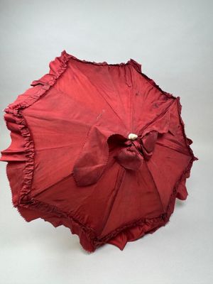 un parapluie rouge orné d'un nœud sur le dessus