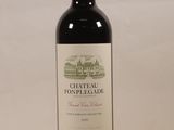 une bouteille de vin posée sur une table
