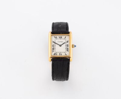 un gros plan d'une montre sur une surface blanche avec un fond blanc