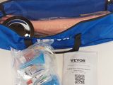 un sac bleu rempli d'objets, posé sur une table