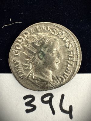 un gros plan d'une pièce de monnaie posée sur un morceau de papier sur lequel est écrit « jps »