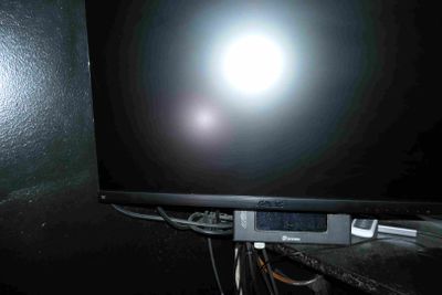 une télévision à écran plat posée sur un bureau
