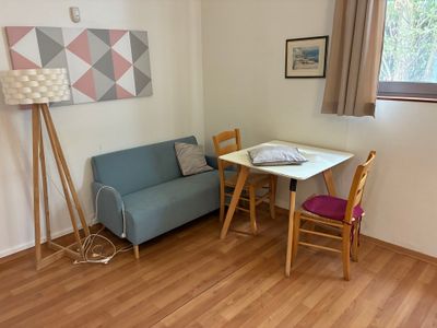 un canapé et une table dans une petite pièce