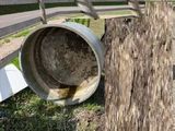 une souche d'arbre qui a été enfoncée dans le sol