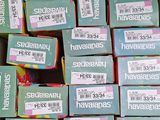 un grand nombre de boîtes empilées les unes sur les autres