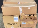 une pile de cartons posée sur une palette au sol