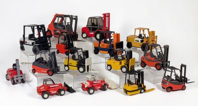 un grand nombre de véhicules-jouets posés sur une table