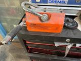 une boîte à outils orange sur laquelle sont posés un merle et une clé