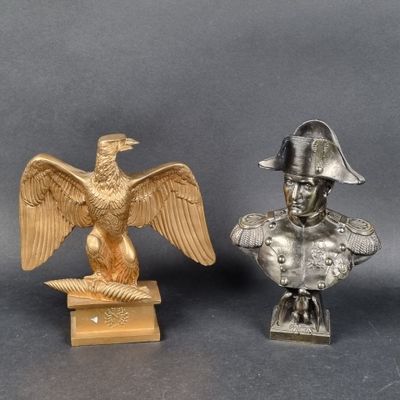 deux statues représentant un homme portant un casque et un oiseau