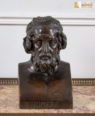 buste en bronze représentant un homme barbu, posé sur une table en marbre