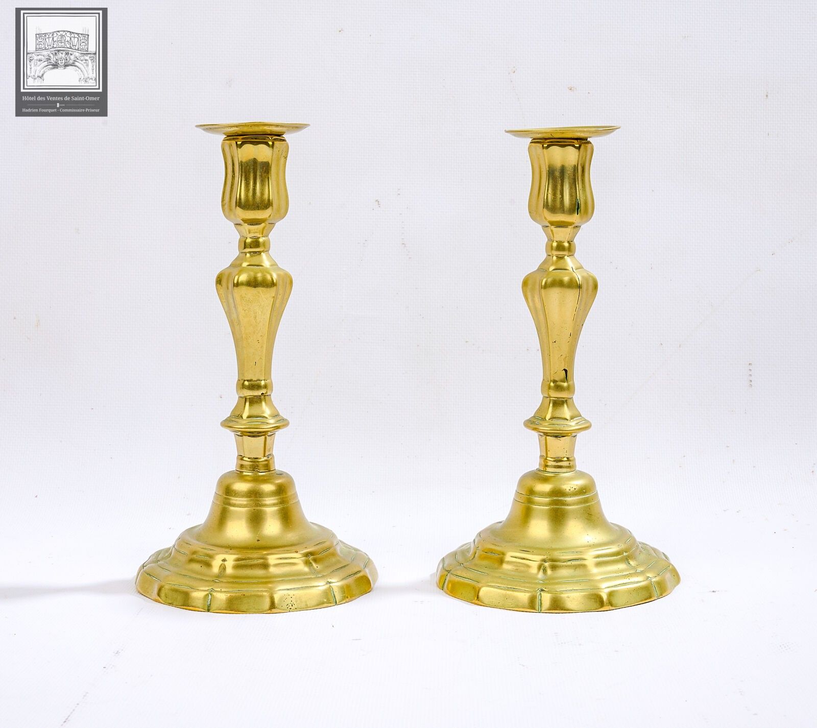 Paire de flambeaux en laiton doré de style Louis XVI