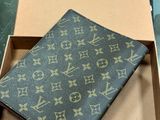 portefeuille Louis Vuitton dans sa boîte