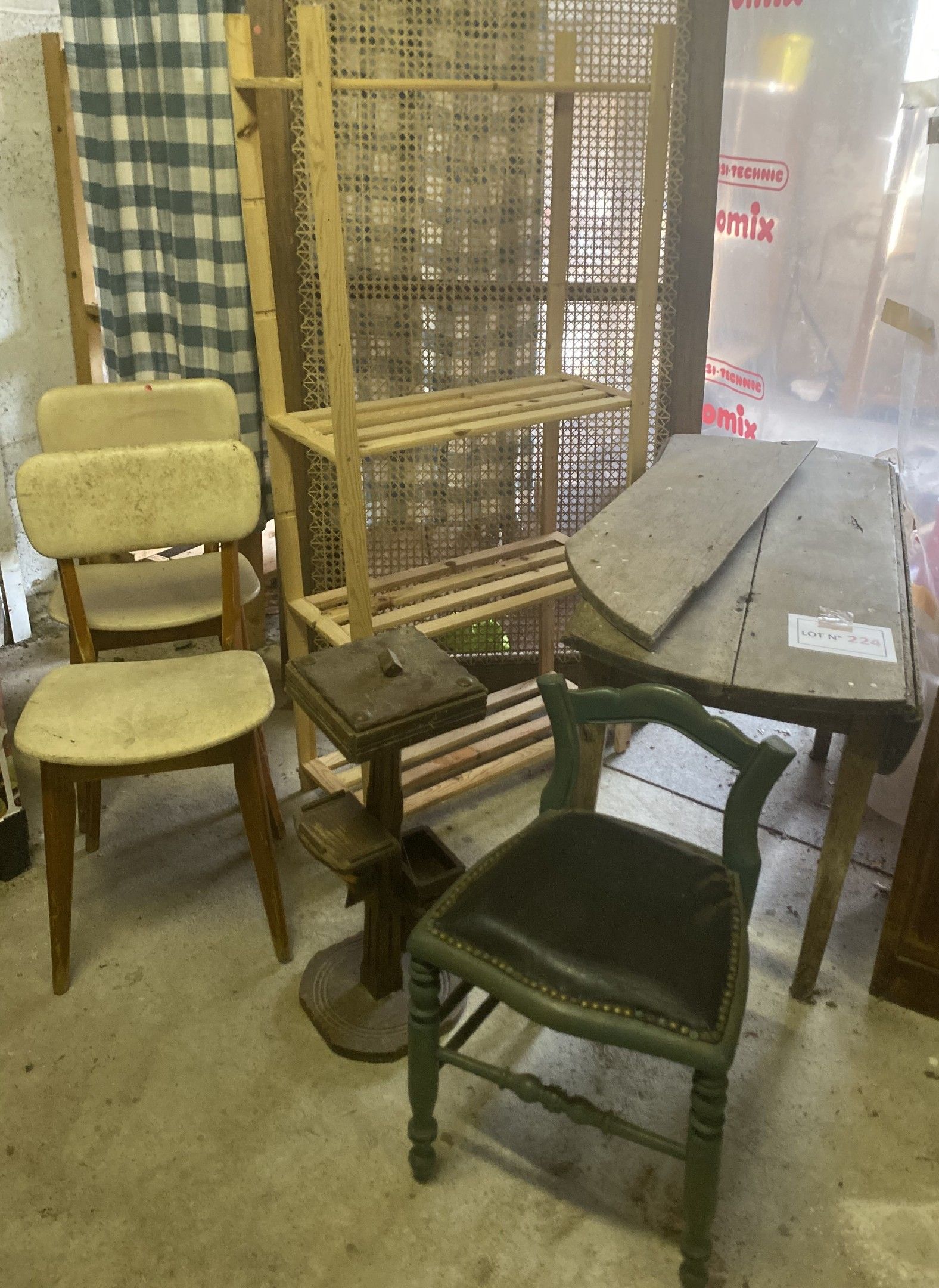 Lot de divers petits mobiliers comprenant étagère moderne en pin, petit guéridon fumeur (Milieu XXeme), ancienne tabl...