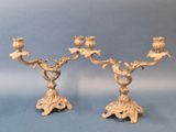 paire de candélabres anciens en laiton avec oiseaux et fleurs