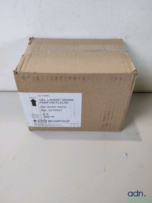 la boîte est vide et prête à être emballée avec son contenu