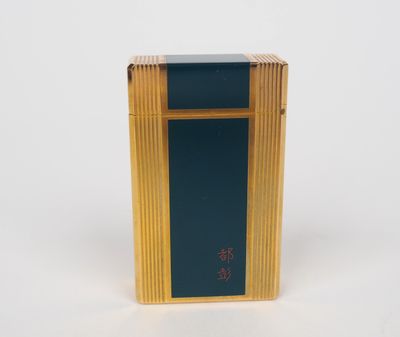 DUPONT, Paris Briquet en métal doré et laque verte. Signé. N…
