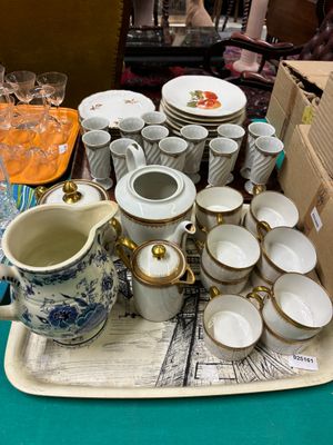 un plateau chargé de vaisselle posée sur une table