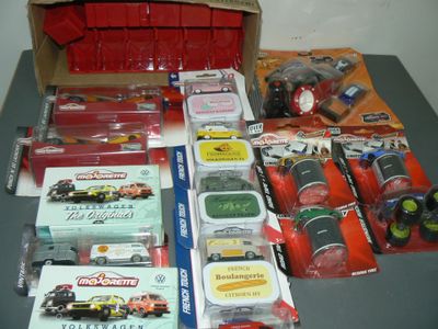 une boîte contenant un assortiment de jouets et d'autres objets, posée sur une table