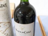 une bouteille de vin et des baguettes sur une table